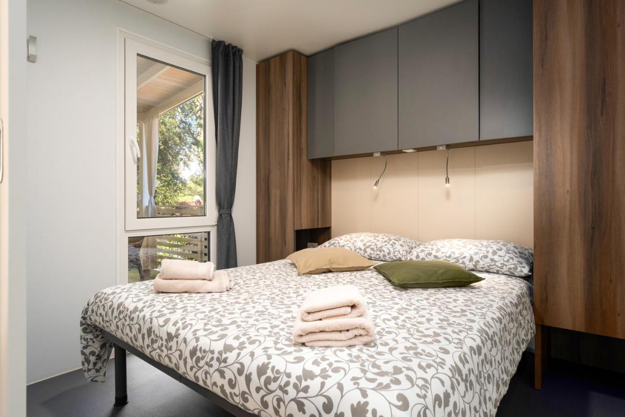 Deluxe Mobilheim mit 2 Schlafzimmern und Whirlpool